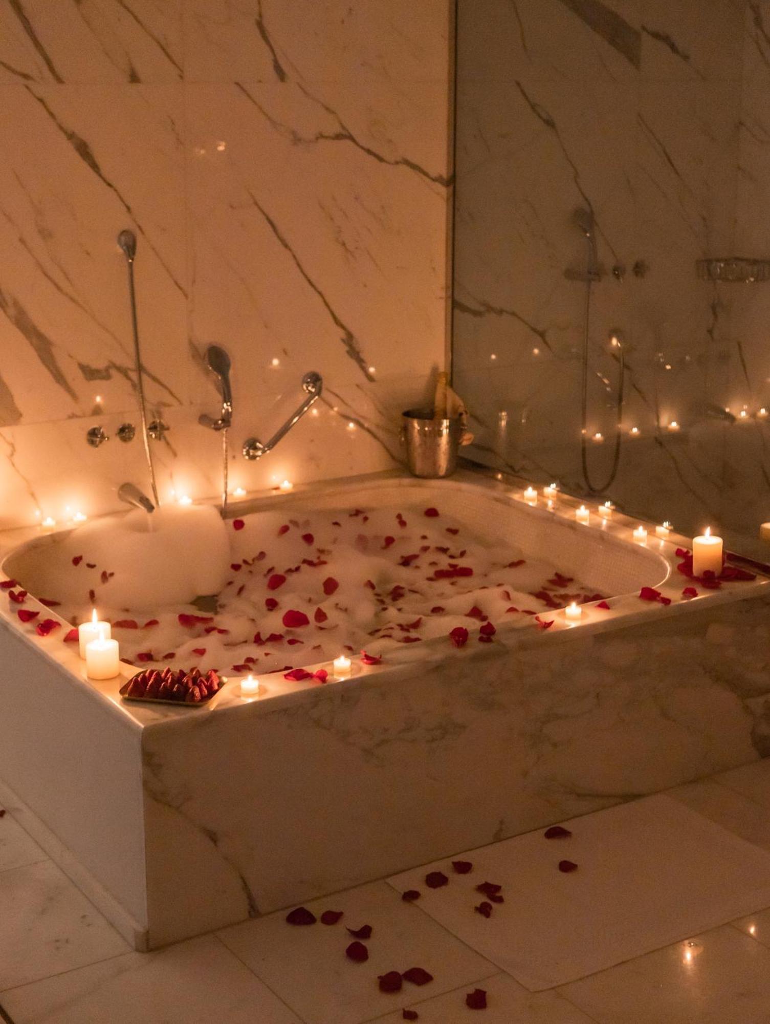 Boscolo Nice Hotel & Spa Kültér fotó A bath with rose petals