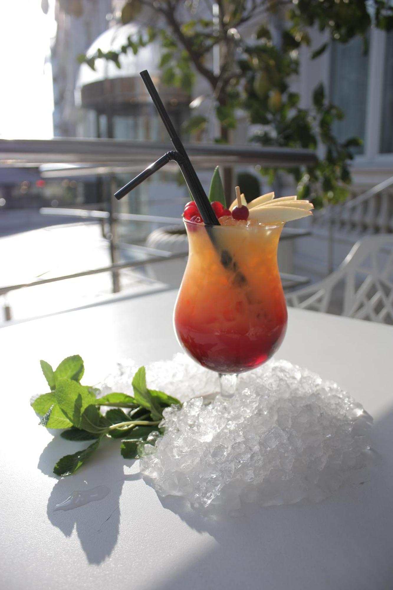 Boscolo Nice Hotel & Spa Kültér fotó A Hurricane cocktail