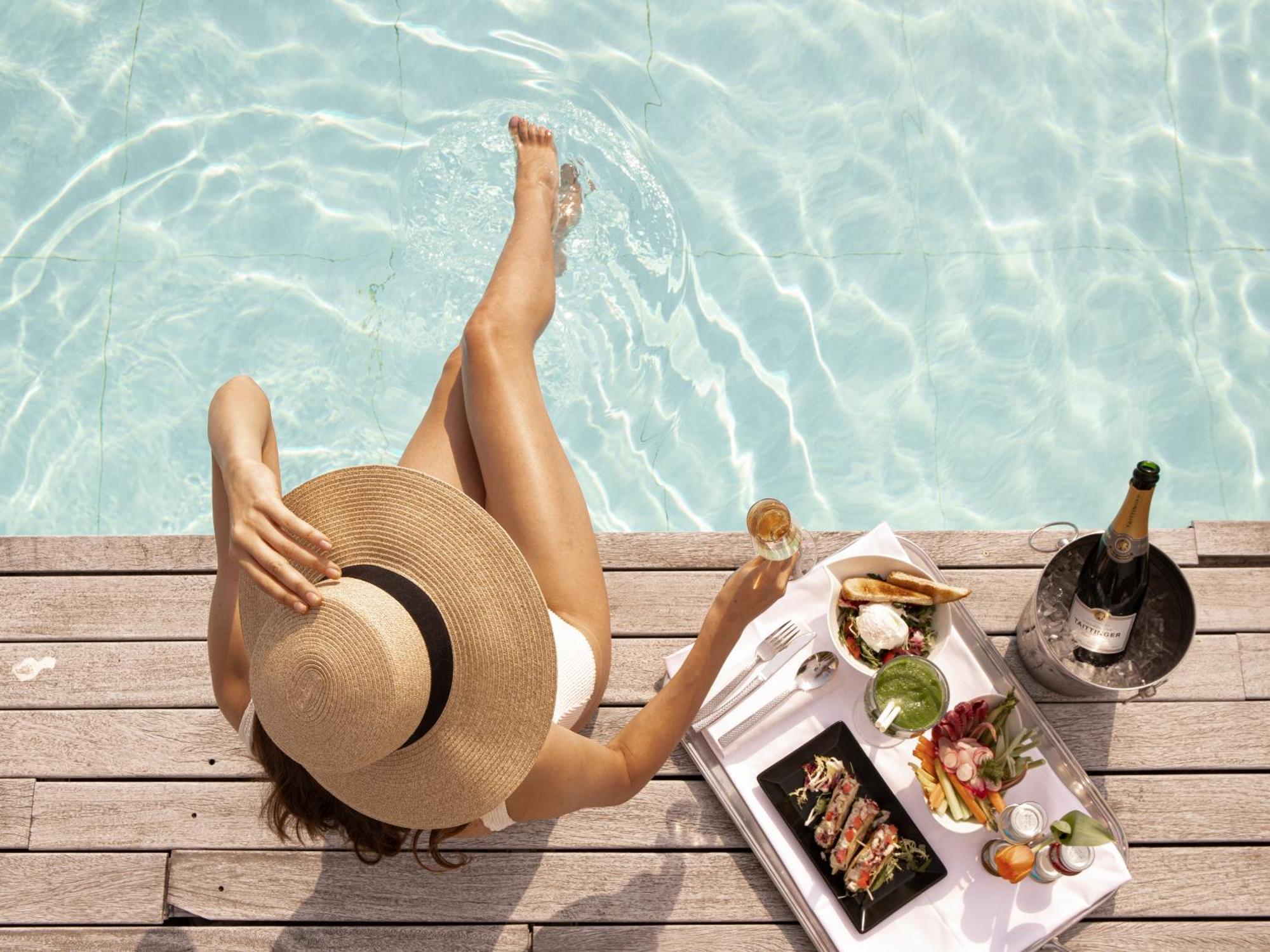 Boscolo Nice Hotel & Spa Kültér fotó A woman sunbathing