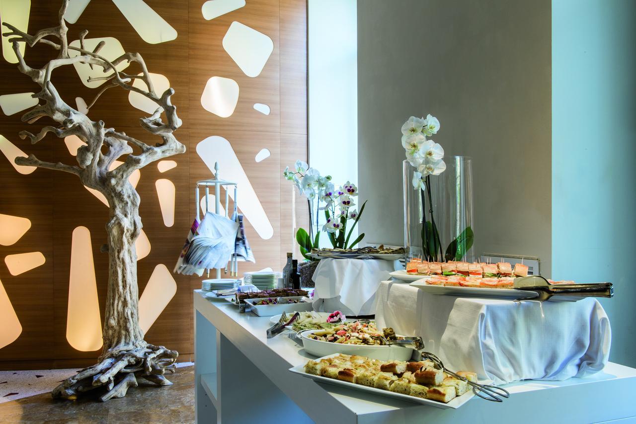 Boscolo Nice Hotel & Spa Kültér fotó A buffet at a hotel